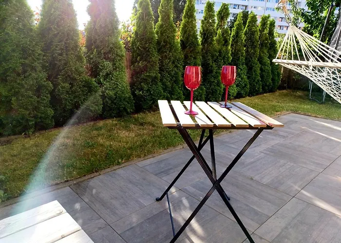 Sunny Sleeps 4 By The With Garden Patio - Przymorze Apartmán