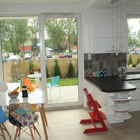 아파트 Sunny Sleeps 4 By The Beach With Garden Patio - Przymorze 그단스크