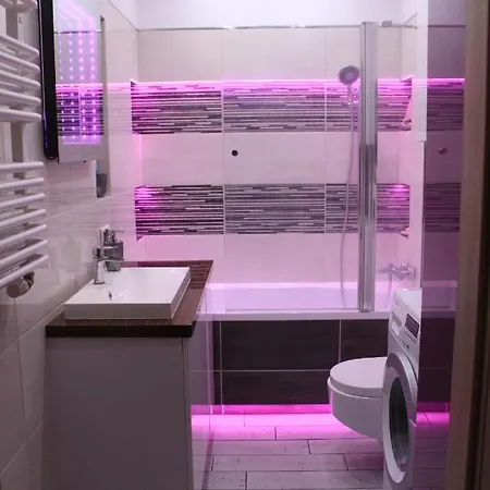 Apartament Sunny Sleeps 4 By The With Garden Patio - Przymorze Gdańsk