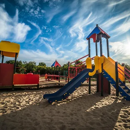 Sunny Sleeps 4 By The Beach With Garden Patio - Przymorze 아파트 그단스크