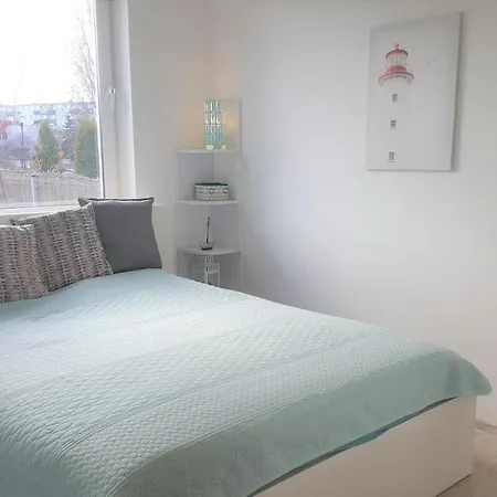 Sunny Sleeps 4 By The Beach With Garden Patio - Przymorze 아파트 그단스크