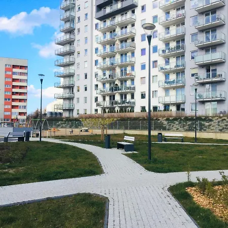 Sunny Sleeps 4 By The Beach With Garden Patio - Przymorze 아파트