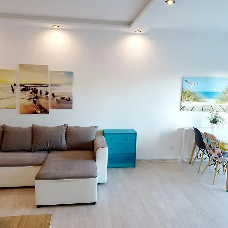 아파트 Sunny Sleeps 4 By The Beach With Garden Patio - Przymorze 그단스크