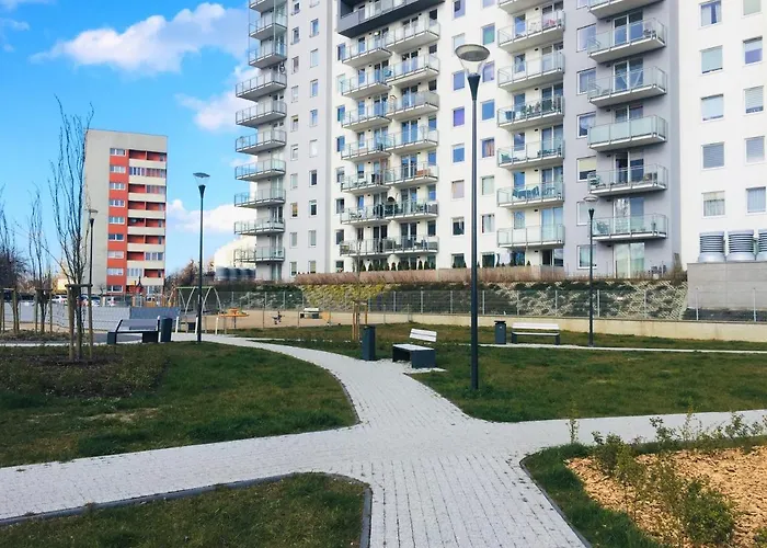 Sunny Sleeps 4 By The With Garden Patio - Przymorze Apartament